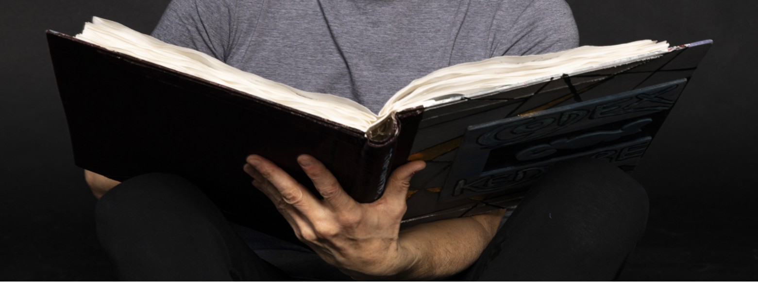 Lesen im Kunstbuch CODEX KEDUBE