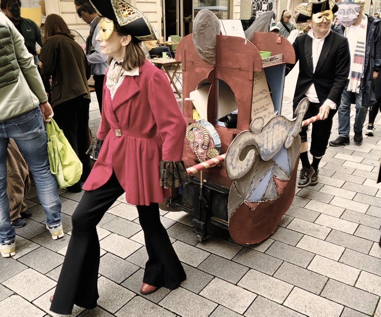 Eine Audiosnfte wandert durch einen Josefstdter Markt